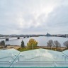 Wellton Riverside SPA Hotel с видом на реку Даугаву.