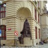 Когда задушил жену, а тебе памятник ставят. Прага - статуя привидения.